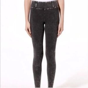 Aritzia Talula size M black acid wash leggings